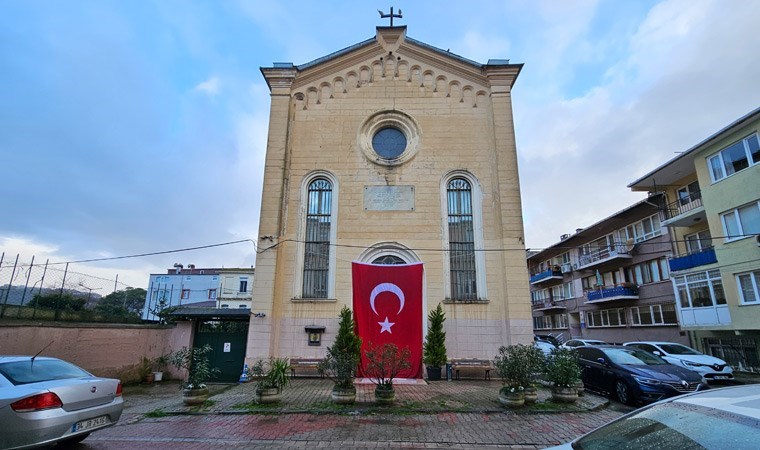Santa Maria Kilisesi ne saldırı sonrası dev Türk bayrağı asıldı